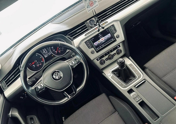 Volkswagen Passat cena 46900 przebieg: 225000, rok produkcji 2015 z Radom małe 781